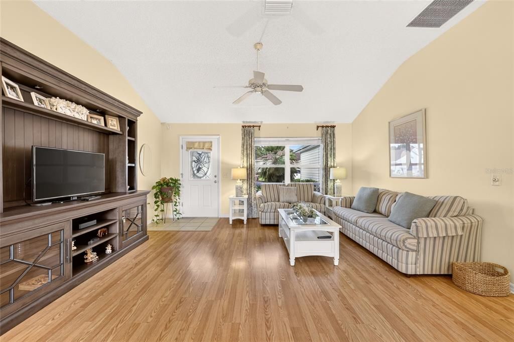 For Sale: $349,500 (3 beds, 2 baths, 1497 Square Feet)
