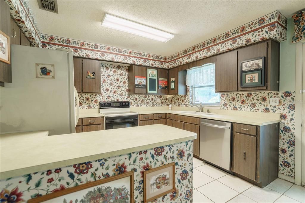 For Sale: $199,900 (3 beds, 2 baths, 1414 Square Feet)