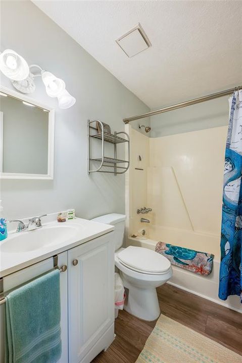 For Sale: $112,500 (2 beds, 1 baths, 784 Square Feet)