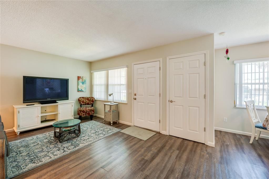 For Sale: $112,500 (2 beds, 1 baths, 784 Square Feet)