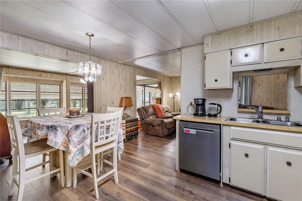 Active With Contract: $209,000 (2 beds, 2 baths, 1080 Square Feet)