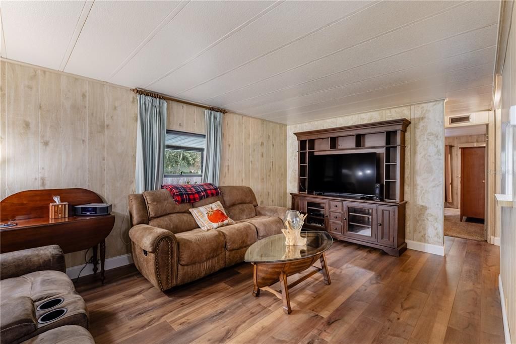 Active With Contract: $209,000 (2 beds, 2 baths, 1080 Square Feet)