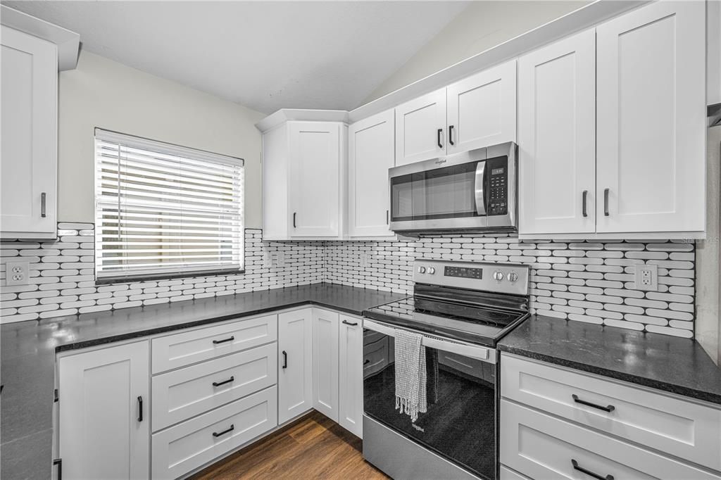 На продажу: $299,900 (2 спален, 2 ванн, 927 Квадратных фут)