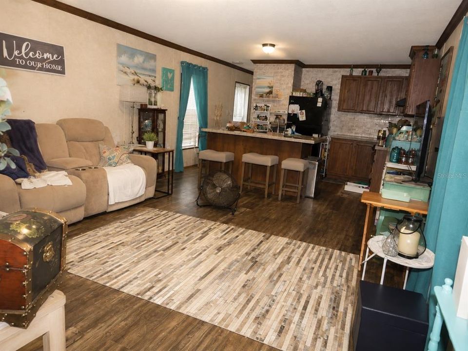 For Sale: $165,000 (2 beds, 2 baths, 826 Square Feet)