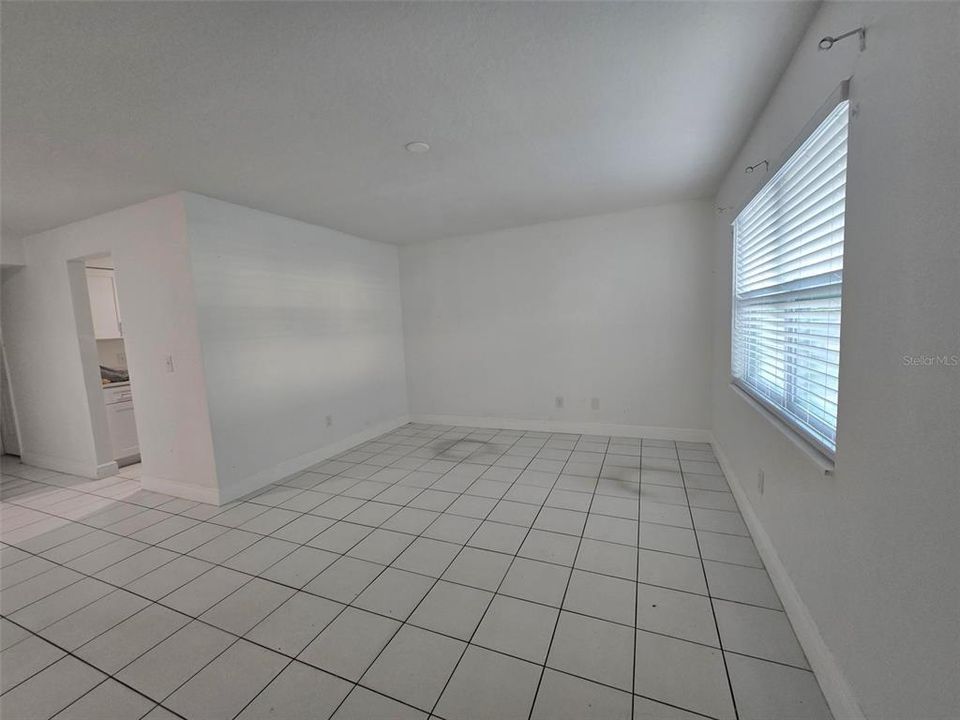For Rent: $1,350 (1 beds, 1 baths, 760 Square Feet)