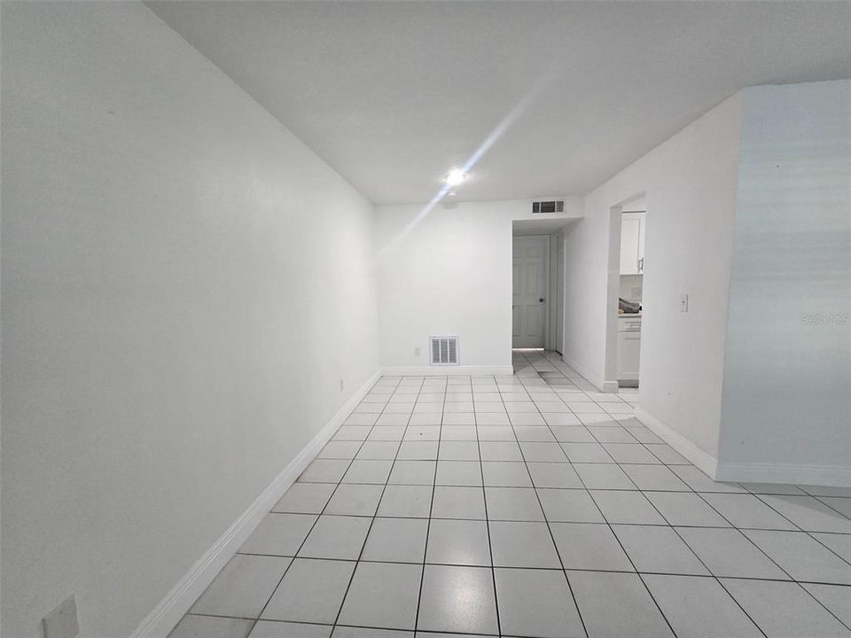 For Rent: $1,350 (1 beds, 1 baths, 760 Square Feet)