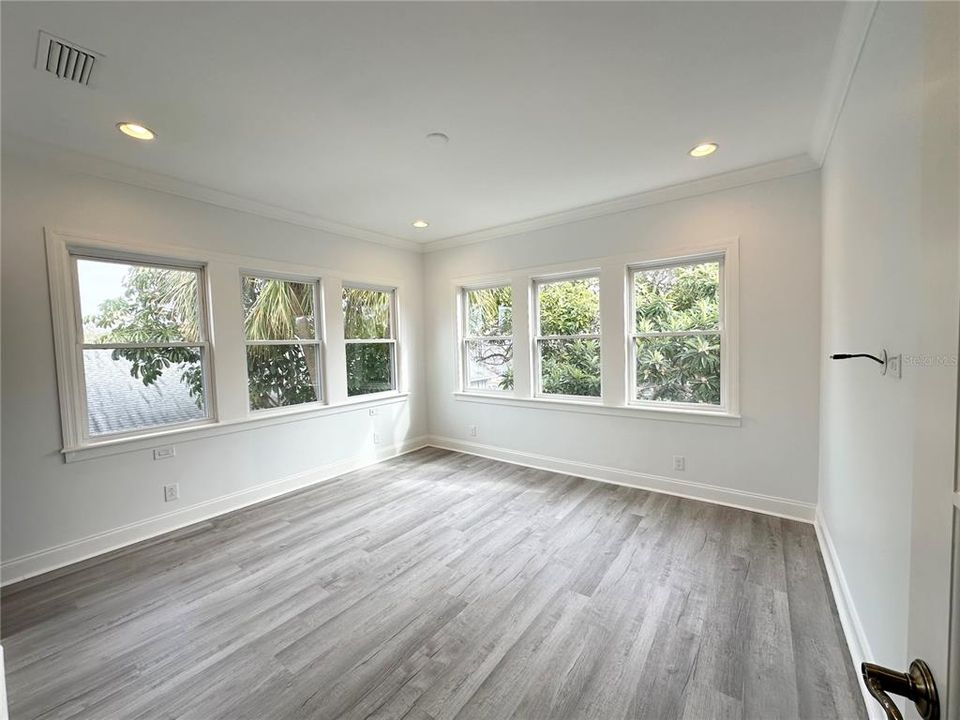 For Rent: $4,800 (4 beds, 2 baths, 1957 Square Feet)