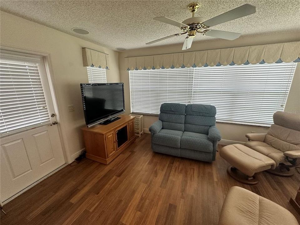 For Rent: $2,500 (3 beds, 2 baths, 1557 Square Feet)