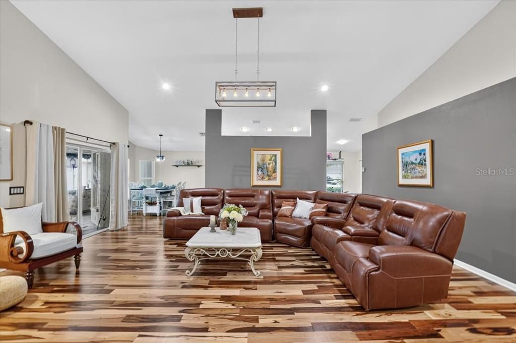 En Venta: $675,000 (4 camas, 3 baños, 2143 Pies cuadrados)