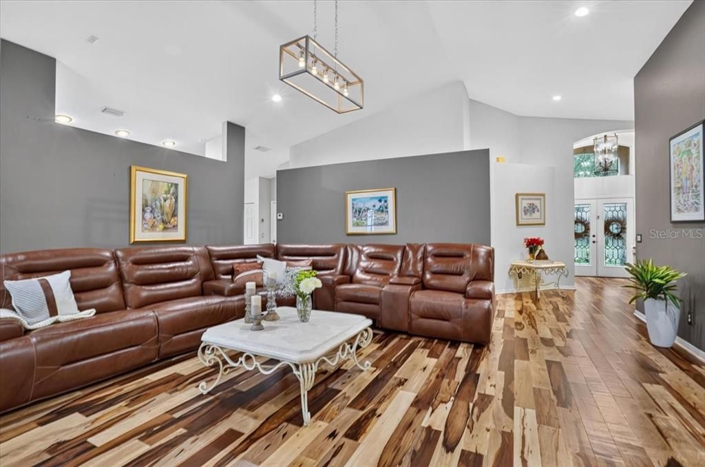 En Venta: $675,000 (4 camas, 3 baños, 2143 Pies cuadrados)