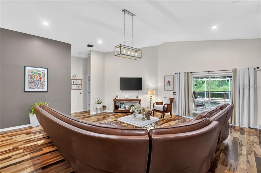 En Venta: $675,000 (4 camas, 3 baños, 2143 Pies cuadrados)
