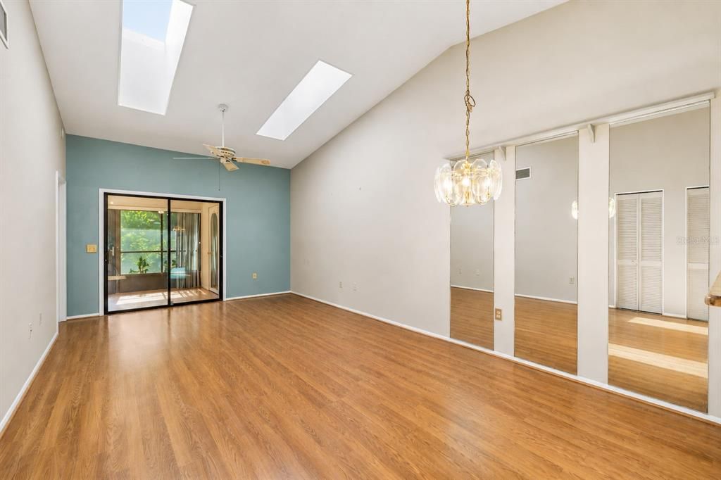 For Sale: $199,800 (2 beds, 2 baths, 1135 Square Feet)