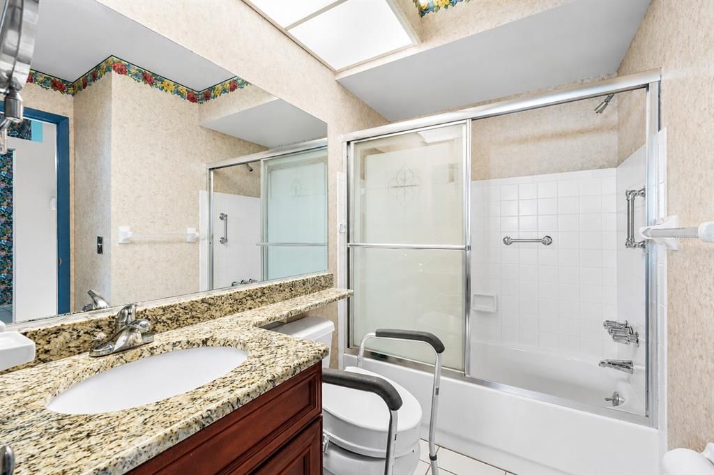 For Sale: $199,800 (2 beds, 2 baths, 1135 Square Feet)