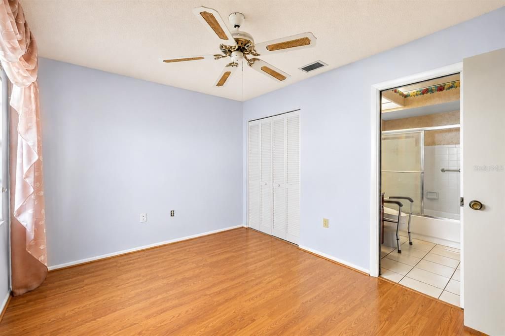 For Sale: $199,800 (2 beds, 2 baths, 1135 Square Feet)