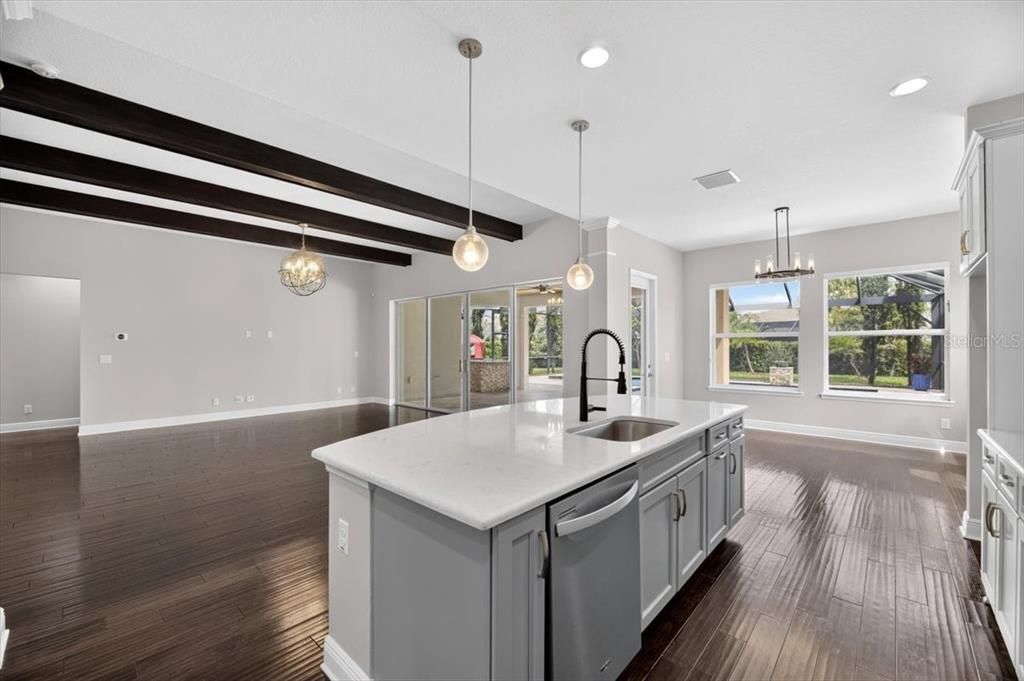 Activo con contrato: $895,000 (4 camas, 3 baños, 3576 Pies cuadrados)