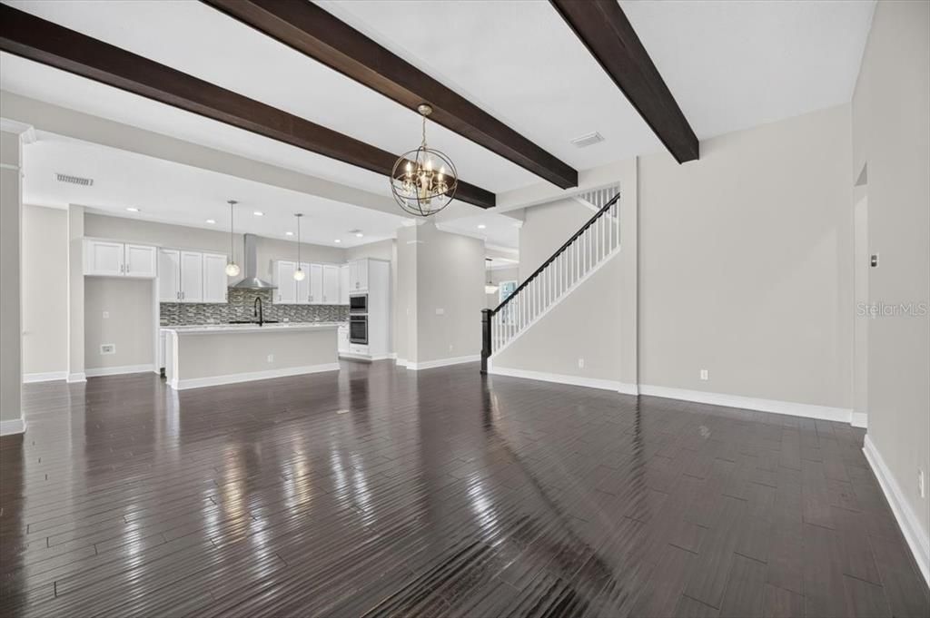 Activo con contrato: $895,000 (4 camas, 3 baños, 3576 Pies cuadrados)