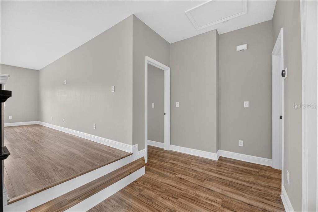 Activo con contrato: $895,000 (4 camas, 3 baños, 3576 Pies cuadrados)