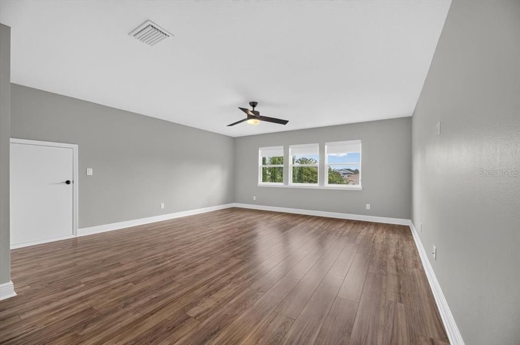 Activo con contrato: $895,000 (4 camas, 3 baños, 3576 Pies cuadrados)