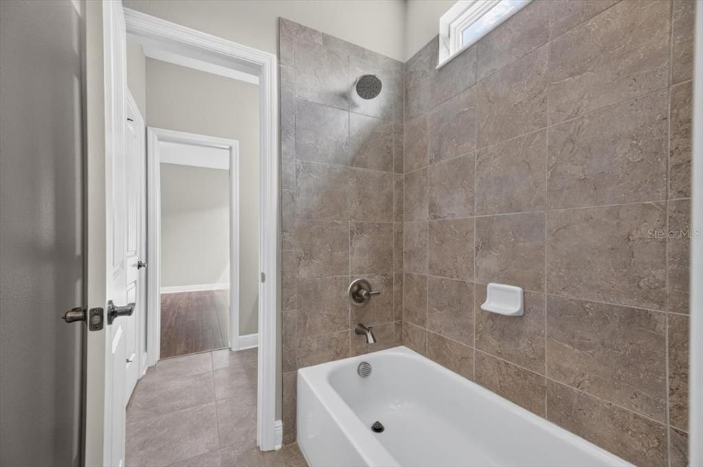Activo con contrato: $895,000 (4 camas, 3 baños, 3576 Pies cuadrados)
