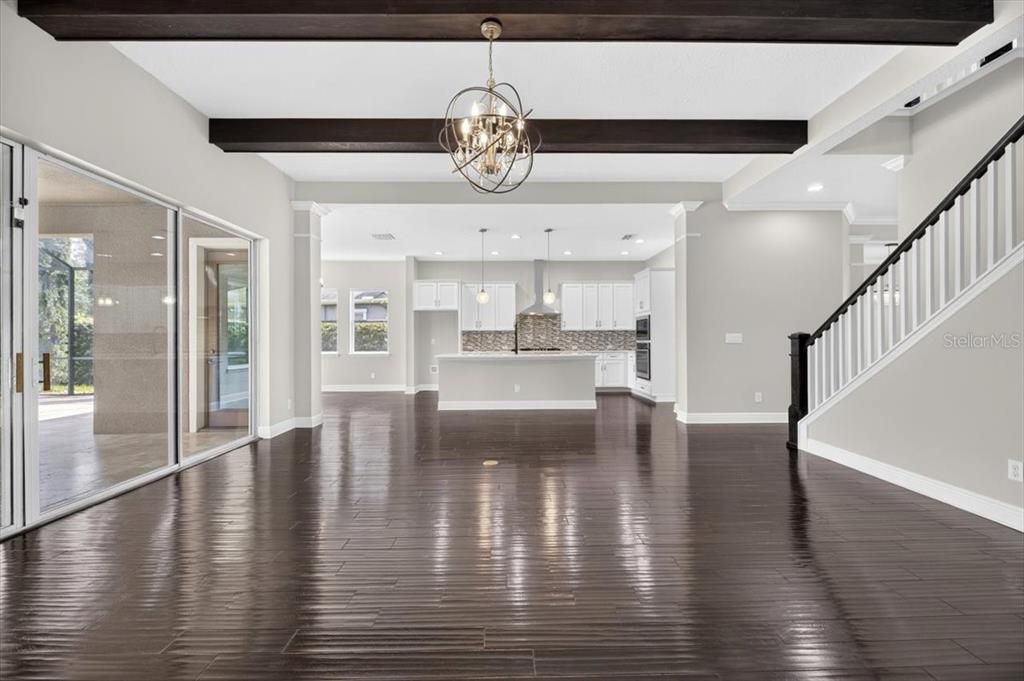 Activo con contrato: $895,000 (4 camas, 3 baños, 3576 Pies cuadrados)
