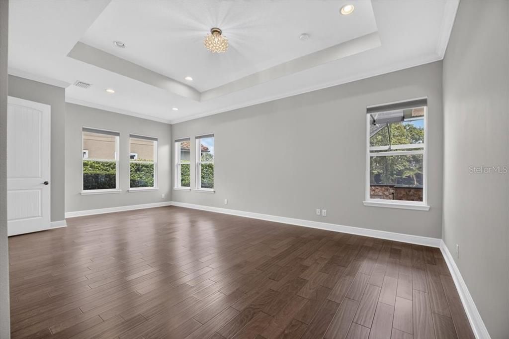 Activo con contrato: $895,000 (4 camas, 3 baños, 3576 Pies cuadrados)