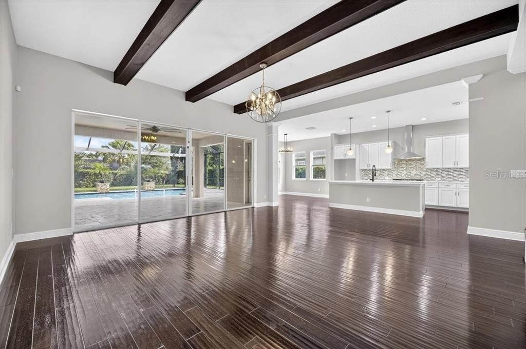 Activo con contrato: $895,000 (4 camas, 3 baños, 3576 Pies cuadrados)