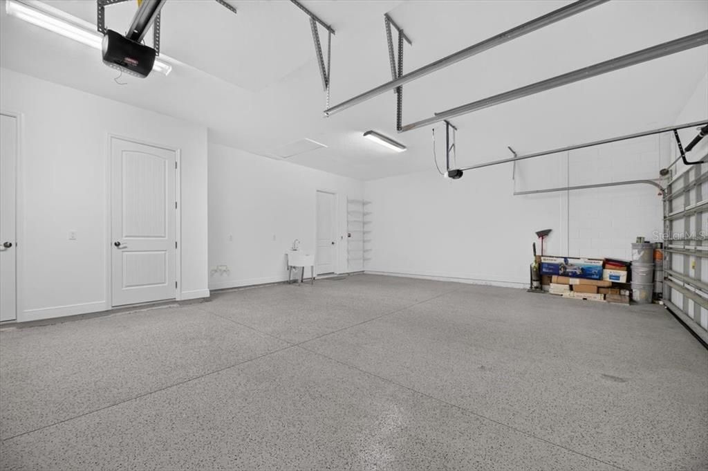 Activo con contrato: $895,000 (4 camas, 3 baños, 3576 Pies cuadrados)