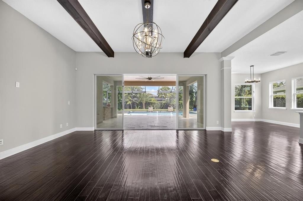 Activo con contrato: $895,000 (4 camas, 3 baños, 3576 Pies cuadrados)