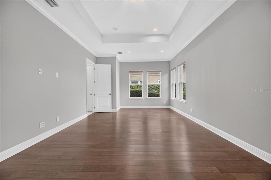 Activo con contrato: $895,000 (4 camas, 3 baños, 3576 Pies cuadrados)