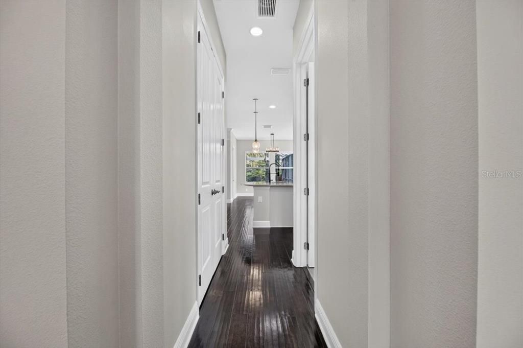 Activo con contrato: $895,000 (4 camas, 3 baños, 3576 Pies cuadrados)