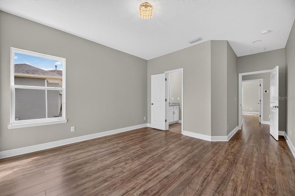 Activo con contrato: $895,000 (4 camas, 3 baños, 3576 Pies cuadrados)