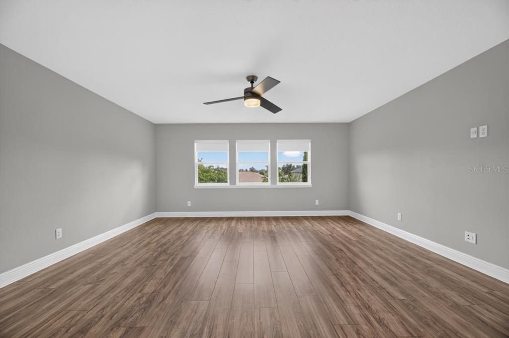 Activo con contrato: $895,000 (4 camas, 3 baños, 3576 Pies cuadrados)