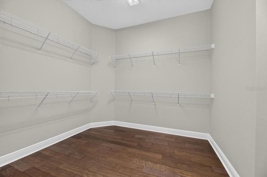 Activo con contrato: $895,000 (4 camas, 3 baños, 3576 Pies cuadrados)