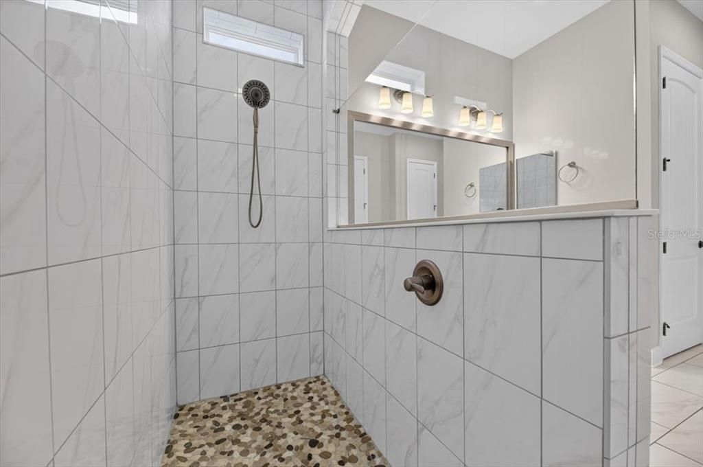 Activo con contrato: $895,000 (4 camas, 3 baños, 3576 Pies cuadrados)