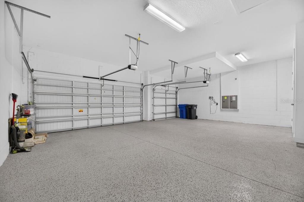 Activo con contrato: $895,000 (4 camas, 3 baños, 3576 Pies cuadrados)