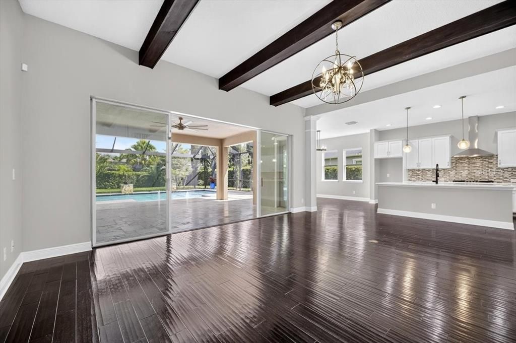 Activo con contrato: $895,000 (4 camas, 3 baños, 3576 Pies cuadrados)