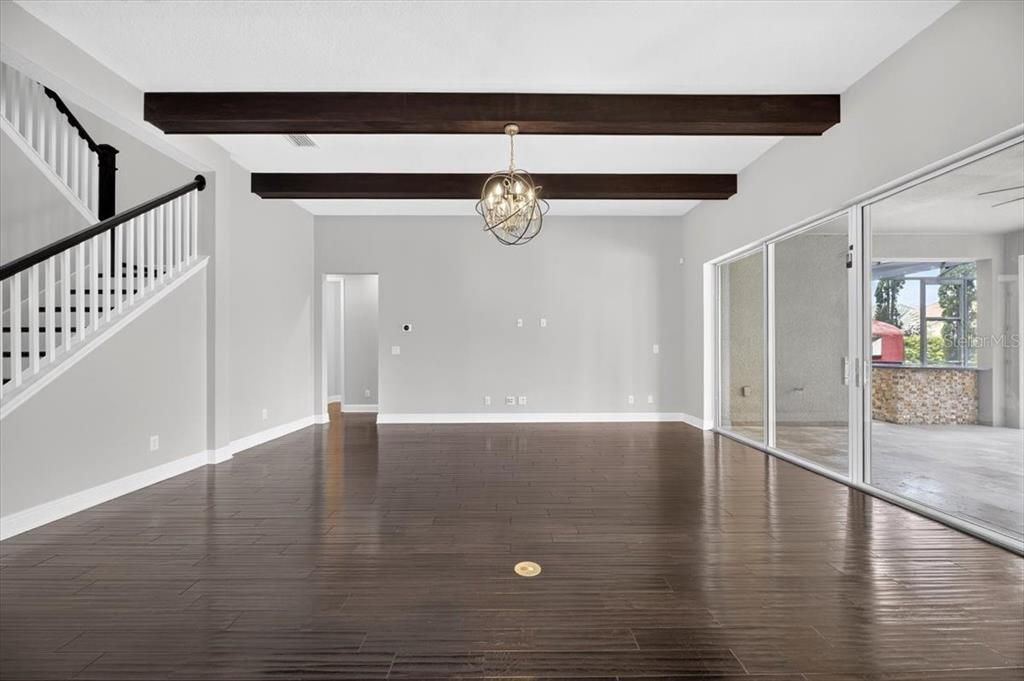 Activo con contrato: $895,000 (4 camas, 3 baños, 3576 Pies cuadrados)