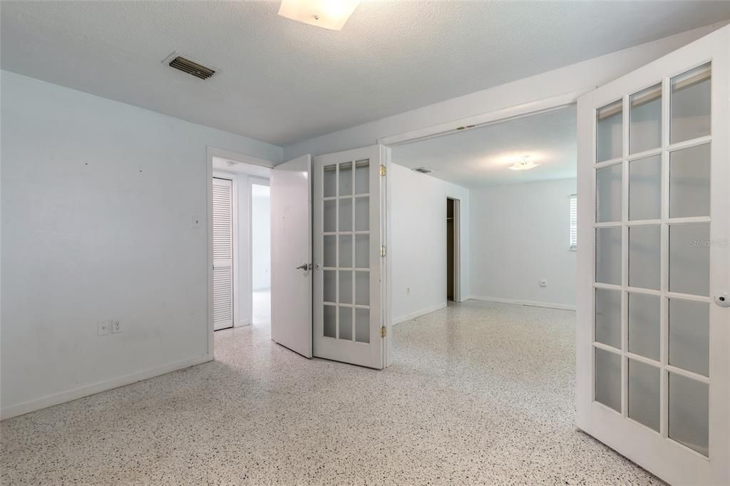 For Sale: $925,000 (5 beds, 4 baths, 1880 Square Feet)