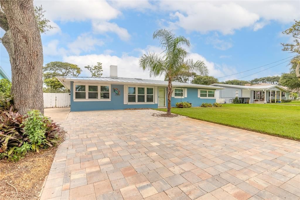 For Sale: $925,000 (5 beds, 4 baths, 1880 Square Feet)