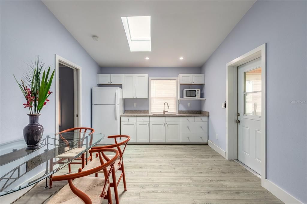 For Sale: $925,000 (5 beds, 4 baths, 1880 Square Feet)