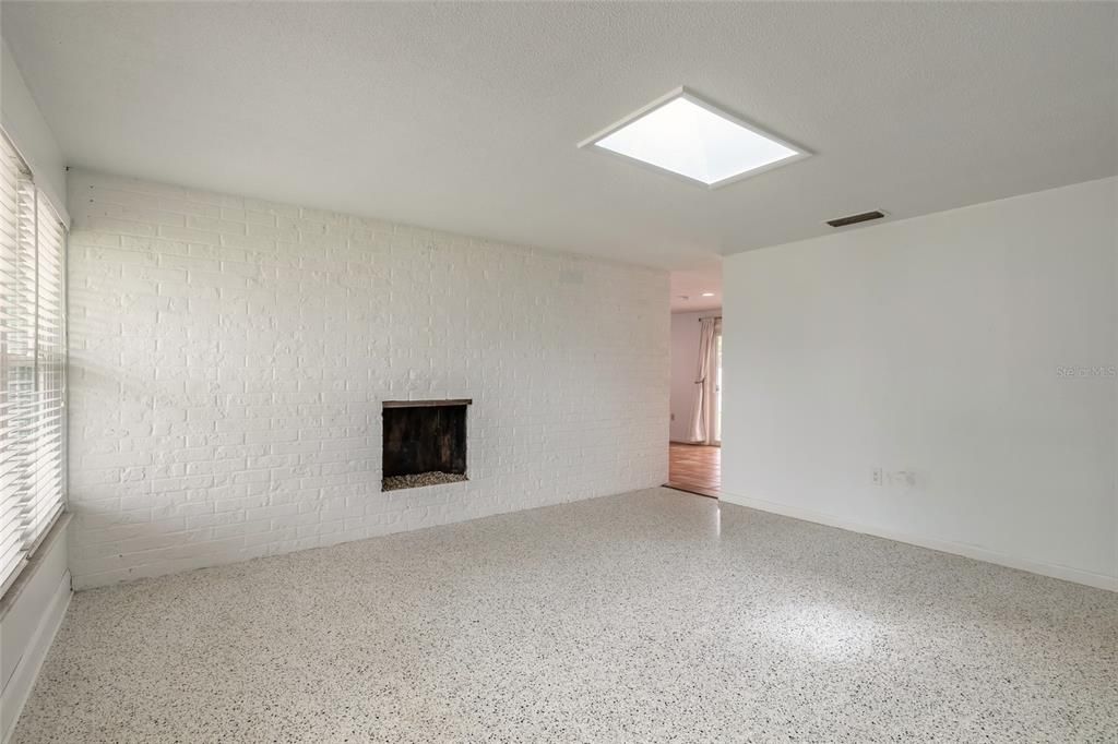 For Sale: $925,000 (5 beds, 4 baths, 1880 Square Feet)