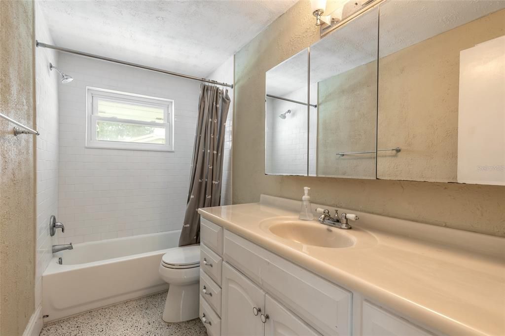 For Sale: $925,000 (5 beds, 4 baths, 1880 Square Feet)