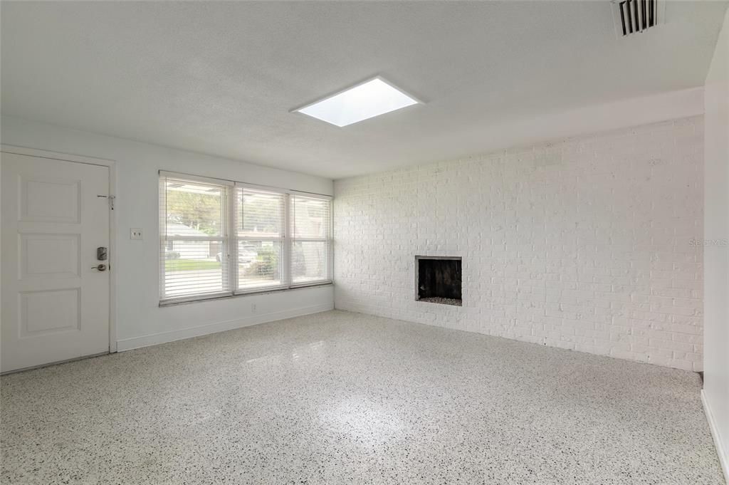 For Sale: $925,000 (5 beds, 4 baths, 1880 Square Feet)