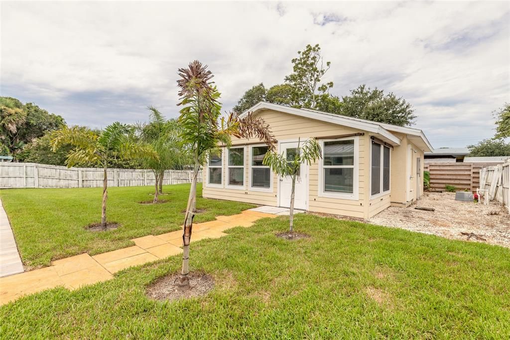 For Sale: $925,000 (5 beds, 4 baths, 1880 Square Feet)