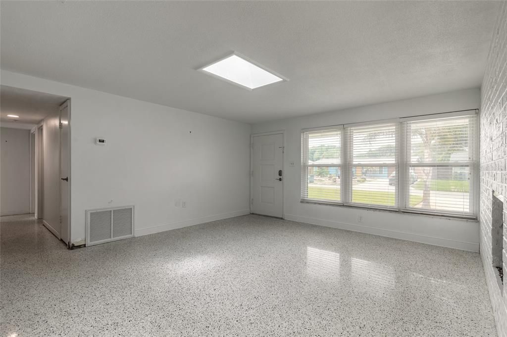 For Sale: $925,000 (5 beds, 4 baths, 1880 Square Feet)