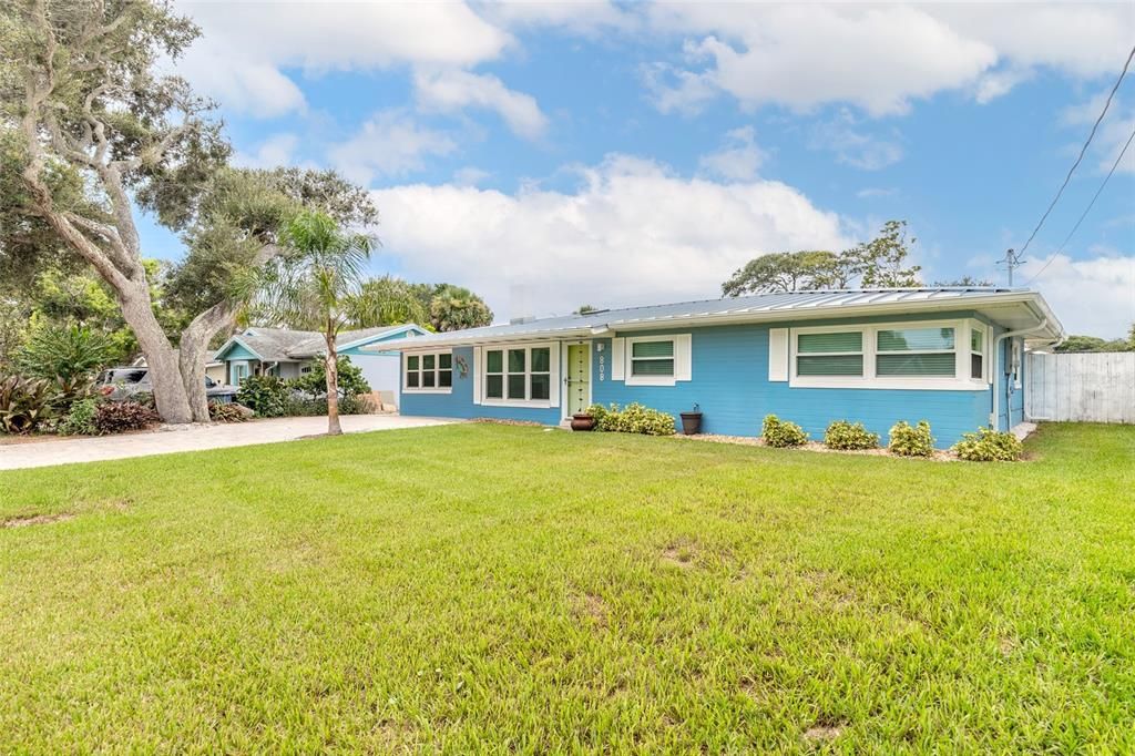 For Sale: $925,000 (5 beds, 4 baths, 1880 Square Feet)