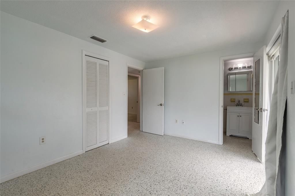 For Sale: $925,000 (5 beds, 4 baths, 1880 Square Feet)