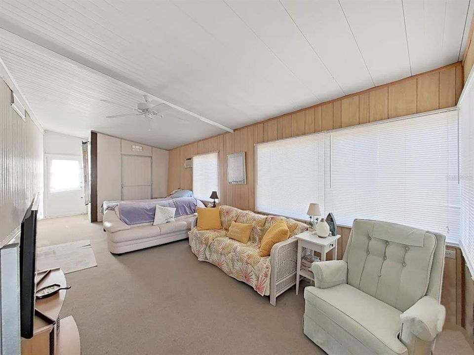 For Sale: $159,000 (2 beds, 2 baths, 1077 Square Feet)