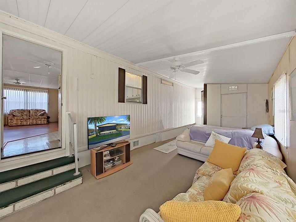 For Sale: $159,000 (2 beds, 2 baths, 1077 Square Feet)