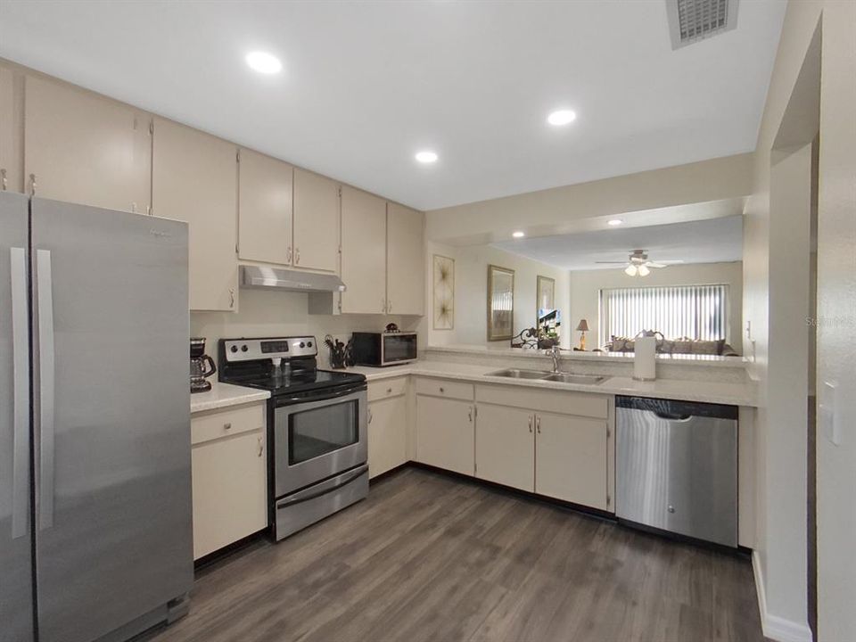For Sale: $169,900 (2 beds, 2 baths, 1250 Square Feet)
